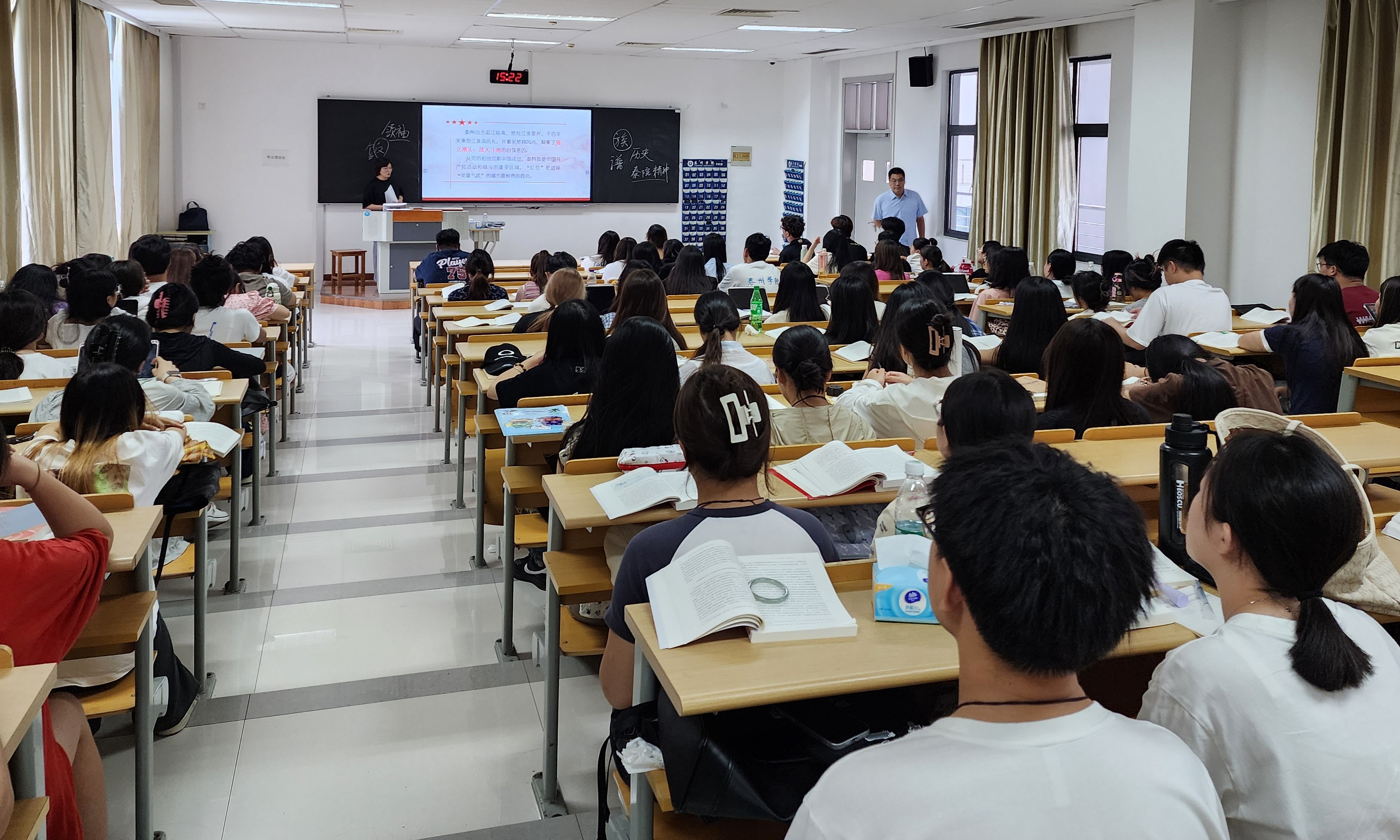 9月10日，泰州市党史方志办公室“泰有感”党史宣讲队员潘国琴走进泰州学院思政课堂，宣讲《追忆光辉岁月 感悟泰州红色名片》2_副本.jpg